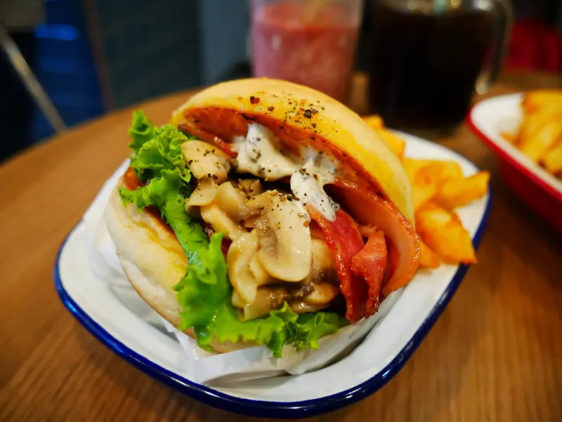 【Angelas日嚐】自己搭配選料的美式漢堡，美麗的火鶴牆，西門町電影街美食，Instagram熱門打卡點【Meat UP】