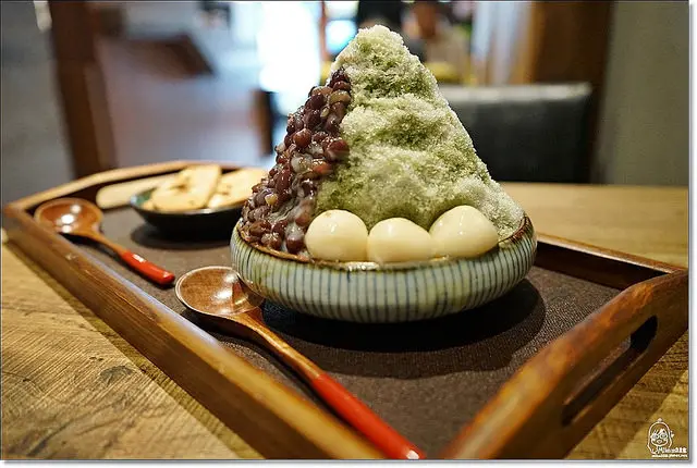 『台中。大甲』 杏屋乳酪蛋糕 大甲店-終於大甲也有好吃的下午茶了！日式質感裝潢的杏屋有蛋糕、飲料還有大甲店專屬來自北海道煉乳的抹茶紅豆冰，軟綿細緻又香甜濃郁。