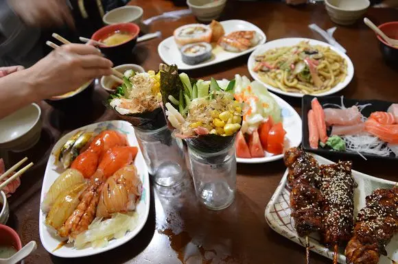萬華「三味食堂」~~平價美味的超人氣日本料理店．巨無霸握壽司令人驚豔