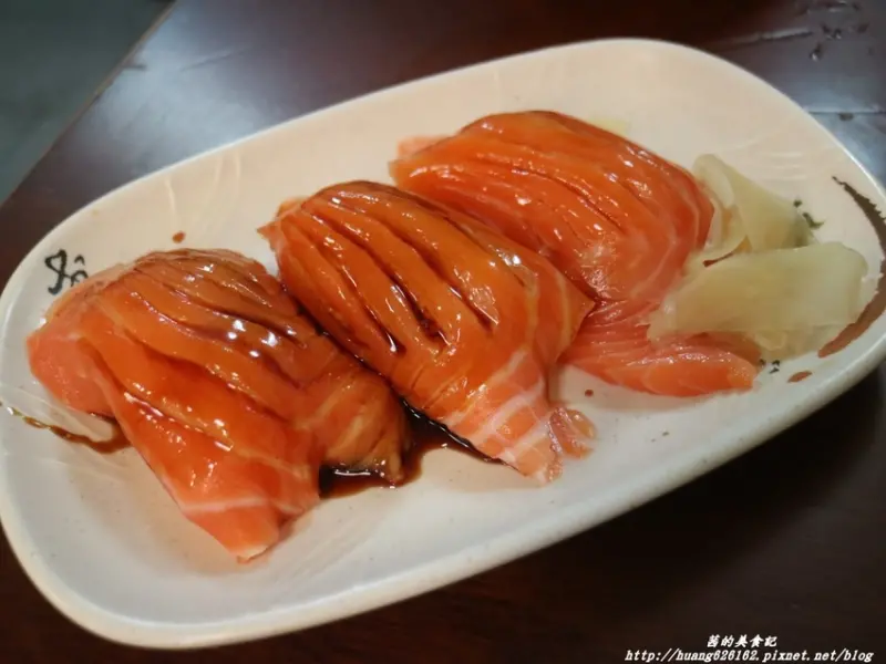 【台北萬華區】終於吃到比拳頭還大的鮭魚壽司『三味食堂』日式平價料理/捷運西門町