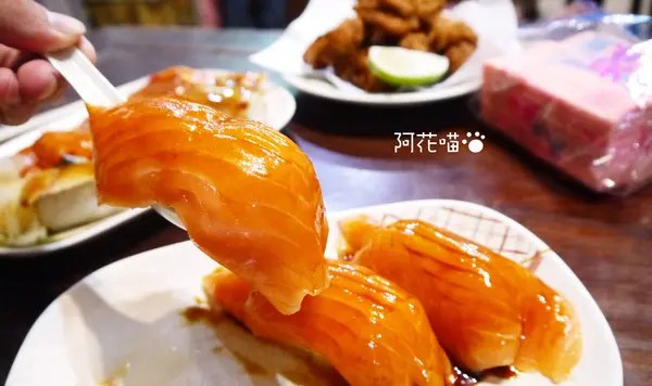 【西門│日式】老闆，你的生魚片到底為什麼會切這麼大塊？又大又厚鮭魚生魚片『三味食堂』