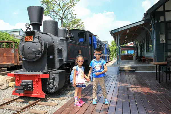 【高雄景點】旗山車站糖鐵故事館。乘坐動感火車,吃旗山限定的甘蔗冰,陪孩子尋老時光