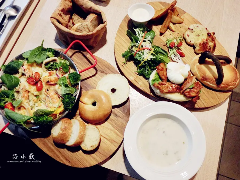 日芙洋菓子(中友輕食館)。日芙洋菓子也有輕食館啦，輕食享受無負擔，還有推出經典雙人下午茶套餐，多款甜點好適合姊妹朋友一起來個下午茶享受唷!