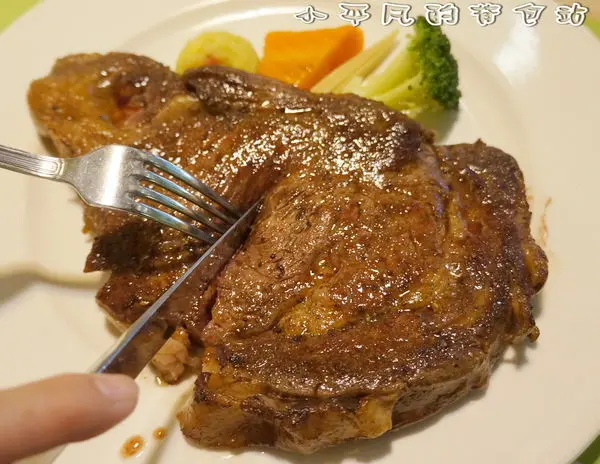 《台中/科博館/美食》牛客棧 Steak House - 原塊。厚切◎好閃、好厚的美國肋眼牛排◎高貴的肉品/甜甜的價格◎銅板零錢就可升等超套餐組◎小平凡/美食篇◎