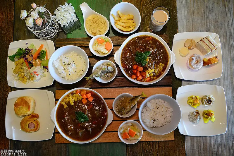 【新北│美食】鼻頭角自助吃到飽，只限定夏季假日營業，浮完潛來看海景用餐，正好填飽飢餓的胃!。鼻頭的午茶時光