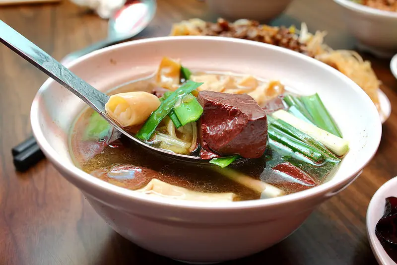 [新北板橋] 湳雅夜市美食推薦～在地40餘年遠近馳名豬血湯，傳統老店新食尚！眼鏡仔豬血湯 旗艦店