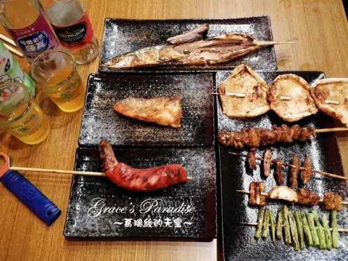 【新莊美食】新莊也可以吃到美味又平價的「柒-串燒屋(輔大店)」啦！堅持不油炸卻能烤得酥脆的美味串燒。(食尚玩家介紹)