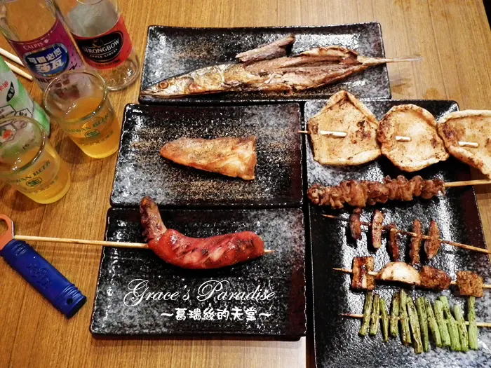 【新莊美食】新莊也可以吃到美味又平價的「柒-串燒屋(輔大店)」啦！堅持不油炸卻能烤得酥脆的美味串燒。(食尚玩家介紹)