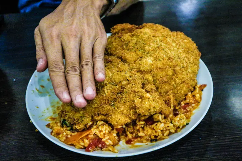 (新埔捷運站)輔大豬排－致理店/巨無霸大豬排/比臉還大的酥炸豬排/一份餐點二人飽/小鳥胃不要輕易嚐試/吃粗飽C/P值頗高