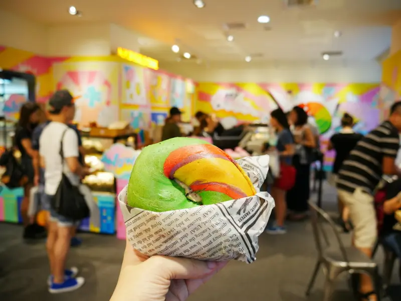 NY. BAGELS CAFÉ彩虹主題快閃概念店·夏季限定夢幻繽紛彩虹貝果·8/1~3/31限量推出·新光三越信義新天地A8