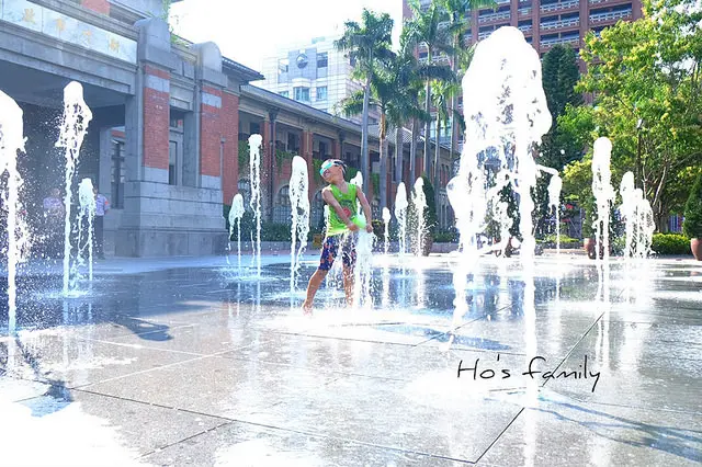 [新竹]市政府前也能無料玩水～新竹市府廣場噴水池