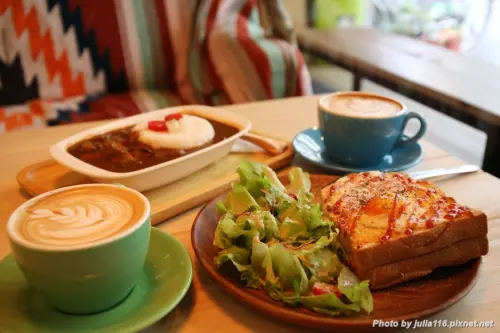 【開燈咖啡．Dawn Surf & Co. Cafe】信義區。城市衝浪，是咖啡館也是酒館♥（國父紀念館站）