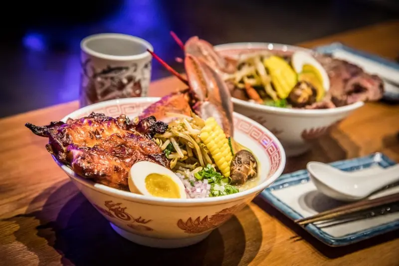 [中壢美食]織田信長拉麵/神猛！史上最浮誇現撈活龍蝦拉麵！Google評論高達4.7顆星中壢超人氣拉麵店 - 大手牽小手。玩樂趣