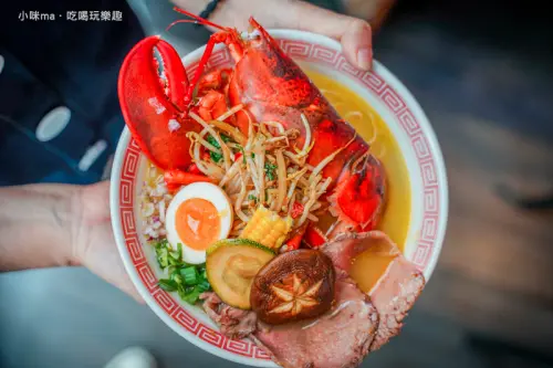 織田信長 ▏活跳跳現撈加拿大波士頓龍蝦 浮誇拉麵霸氣端上桌。中壢超夯排隊美食 想吃只能現場排隊啊~。中壢美食
