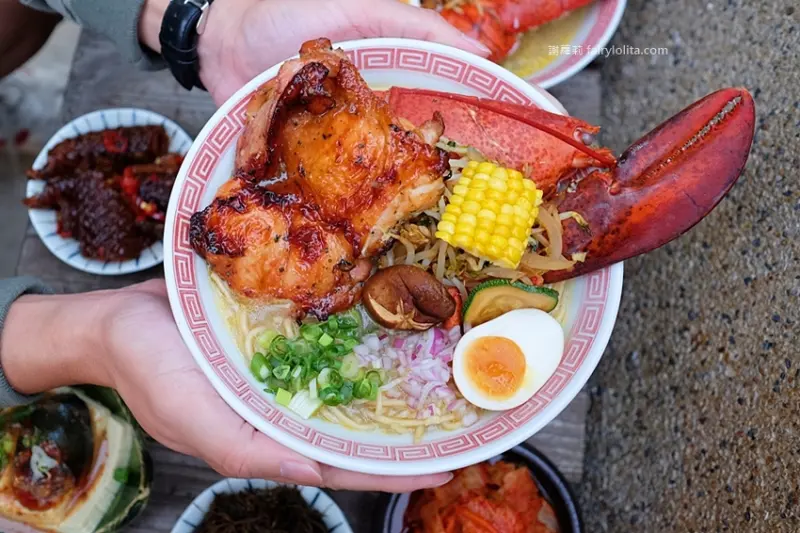 網友直呼太浮誇！活體「巨無霸波士頓大龍蝦拉麵」直接端上桌，每日限量、晚來吃不到！