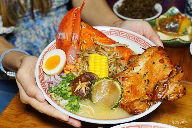 [桃園中壢拉麵 織田信長]太犯規!!!一整隻龍蝦霸氣上桌 日式拉麵與鐵板燒交織的創意 銷魂雞湯拉麵 - 安妮的天空