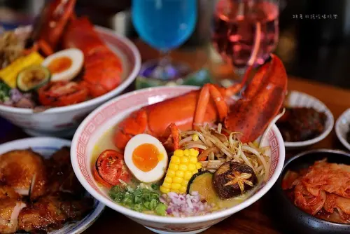 逼逼逼～太犯規！史上超浮誇現撈波士頓龍蝦拉麵，想吃先排隊