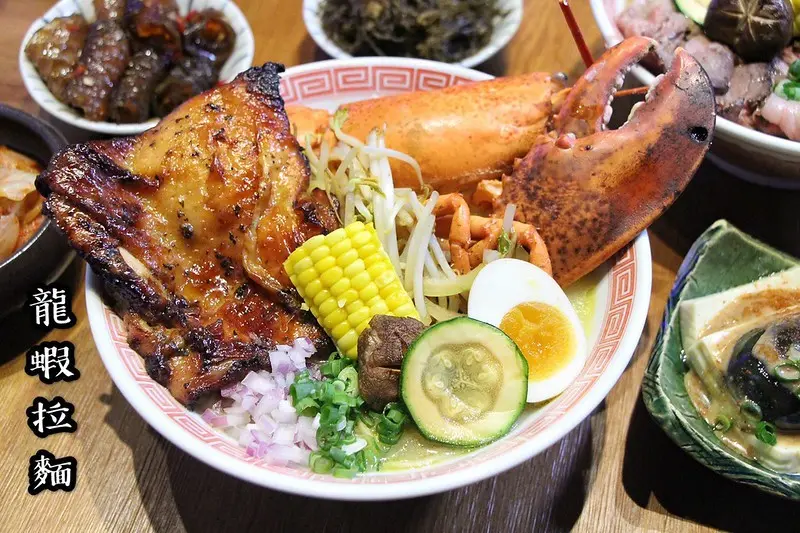 桃園中壢必吃美食【織田信長拉麵】將日式拉麵結合鐵板燒，很推薦活體波士頓龍蝦拉麵，有到中壢玩的朋友一定要吃吃看這間會讓你難忘的拉麵店