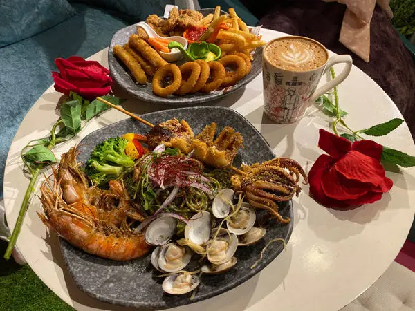 (台北車站美食)奧蘿茉CAFE北車店 四層樓多樣化風格秒殺底片好去處 網美花牆 大份量餐點 天使紅蝦酥炸大魷魚超彭湃海鮮拼盤義大利麵