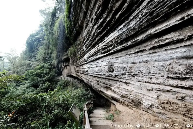 【嘉義。梅山鄉】青年嶺步道有著號稱台版敦煌石窟的『燕子崖、千年蝙蝠洞』，大自然力量雕塑出的峭壁、石洞，絕對是體驗自然野趣的好去處！