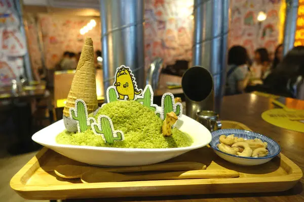 暴龍肉球‧超欠吃的草地冰、用木槌敲破的炸醬麵，還要烤肉和設計圍兜兜~好忙XD