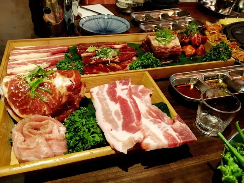 [桃園]韓大叔한국오빠正宗韓式烤肉專門店。豬牛烤肉拼盤/明太子石鍋拌飯/牛肉雪濃湯/起司炒年糕/起司地瓜燒