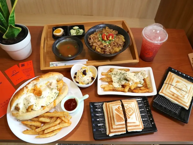 米夏手作吐司盒子：隱藏版炸雞腿咖哩飯，讓你吃到一整隻酥炸大雞腿｜台南熱壓吐司.丼飯.潛艇堡推薦.寵物友善餐廳.台南早午餐推薦 - 進食的巨鼠