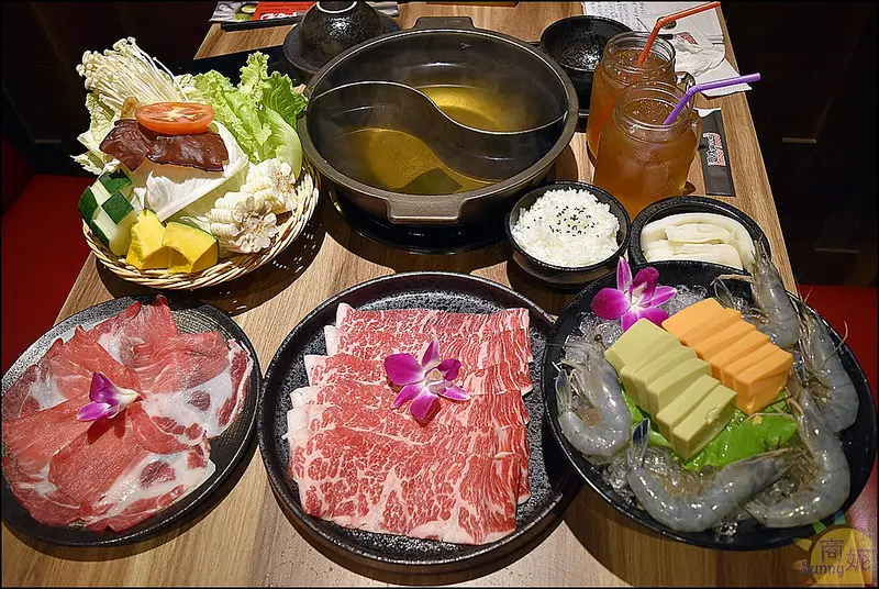 台中極品鍋物推薦。愛沐鍋物。新菜單登場好多超值食材讓人驚艷。法國無毒藍鑽蝦、酵母黑豬肉..食材新鮮服務優一吃成主顧