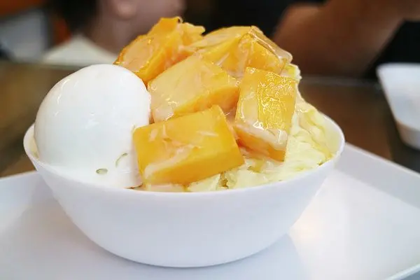 磅礡的雨聲敲響我的味蕾！來到嘉義不得不來到【打貓冰果室】感受在地土鳳梨的美味，以及夏季必吃的芒果冰品！還有抹茶控的你妳你，不能錯過的抹茶雪花冰！＊嘉義冰品推薦