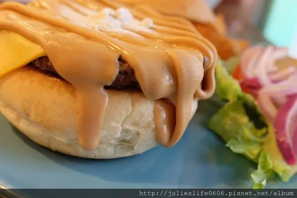 【台北。食】平價美式漢堡》Aniki阿尼基美式餐廳～濃濃的花生醬漢堡超療癒♥飲料無限暢飲！(近萬芳醫院站步行6分鐘)