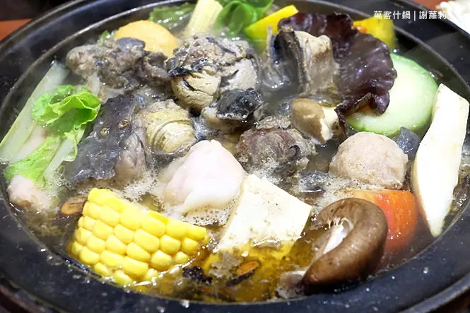 《台中♥食記》萬客什鍋石頭火鍋專賣(青海店)。賣到凌晨四點半，大排長龍的火鍋版深夜食堂，用燒酒雞當鍋底竟然可以這麼好吃！