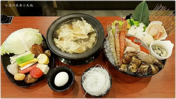 『台中。西屯區』萬客什鍋-青海店║台中人氣深夜食堂，20年的口碑石頭火鍋專賣店／石頭燒酒雞飄香，連食尚玩家也抵擋不了宵夜美食的誘惑！