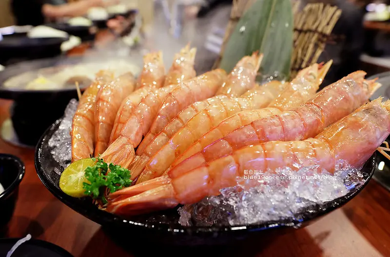 【台中西屯】萬客什鍋石頭火鍋專賣-人氣夯鍋燒酒雞小火鍋.燒酒天使紅蝦鍋好過分.還有麻辣鍋和牛奶起司鍋及酸菜白肉跟泡菜鍋.難怪夏天依舊要拿號碼牌等火鍋..台中消夜選擇深夜美食