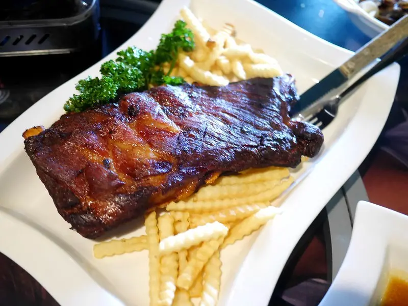 【美食】苗栗竹南| 酒酷Jo Ku餐廳(竹南布洛瓦麵包烘焙坊隔壁)! 有冷氣可以看球賽的運動主題快炒火鍋店~超大海尼根生啤酒太空梭消暑!  竹南海口平價快炒推薦~