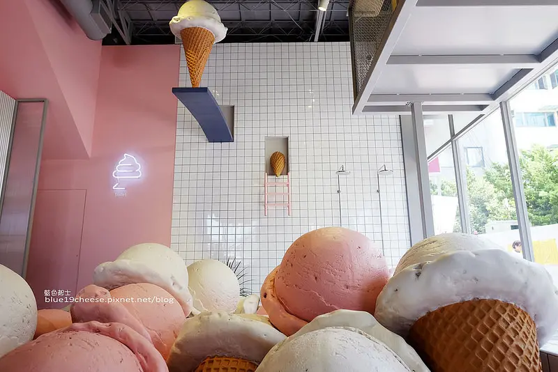 【台中西區】Im Talato我是塔拉朵，愛台灣的義式冰淇淋英才旗艦店-粉紅少女心大爆發.可以進去冰淇淋游泳池抱著甜筒拍照.粉紅冰淇淋翹翹板.相信又是IG和臉書熱門打卡點.勤美誠品商圈.草悟道停車場入