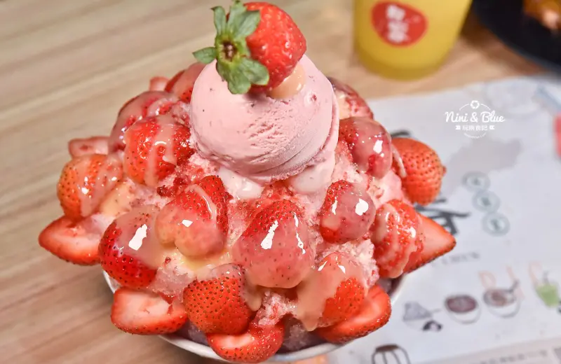 有春冰菓室 台中季節限定草莓冰，爆炸草莓花朵還有紅白小湯圓，想吃要把握季節-妮妮布魯