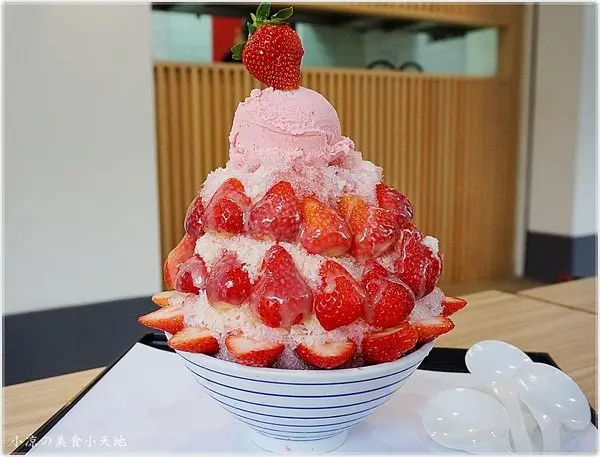 『台中。西區』有春冰菓室║食尚玩家推薦、超霸氣！整顆鳳梨拿來直接喝，新鮮滿分!季節限定草莓挫冰如戀愛般登場，還有古早味蛋麵，懷舊滋味~