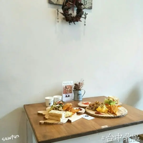 遇fun胃_洛可可烘焙坊||台中||北區||中國醫藥大學美食 早午餐愛店 不藏私公開 米奇米妮餐盤餐點😍還有達菲雪莉🐻 打卡甜點也超級有心 宮崎駿迷別錯過😍