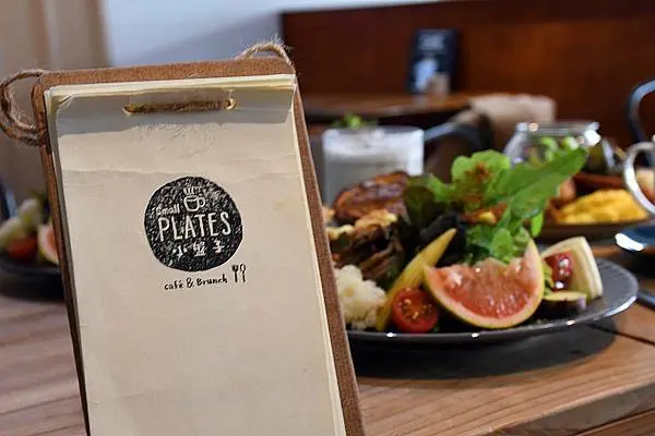 給你滿滿的水耕生菜活力，豐富度十足的盤中美味，在哪裡？【小盤子 cafe& brunch】不管你是大胃王、小鳥胃通通好滿足！跟著「今天吃什麼」餐飲國家隊一起來趟早午餐約會吧