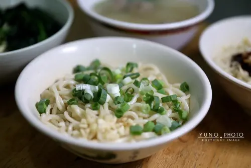 網友大讚「吃過最好吃的傻瓜麵」樸實古早味！傻瓜麵淋上烏醋、辣油更對胃