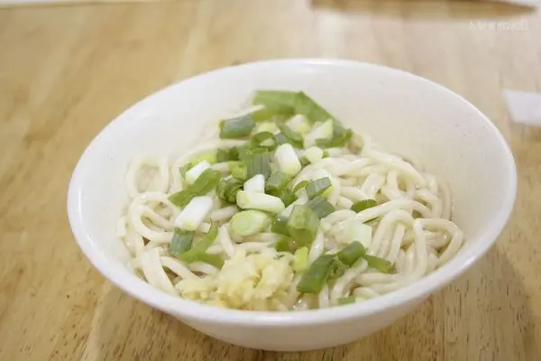 【通化夜市美食】大傻小傻－在地人才知道的上癮傻瓜麵！