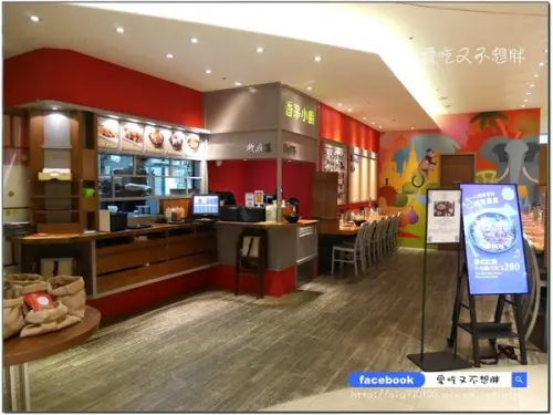 愛評體驗團【台北市/美食】跟牛排一樣厚一樣大塊的牛肉麵你吃過了沒？超級霸王魷魚麵只要250元！香茅小廚/微風松高