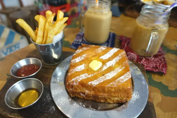 共樂 Gung Lok‧赤峰街裡的港式新潮咖啡廳，岩漿奶皇法蘭西多士邪惡的好好味~