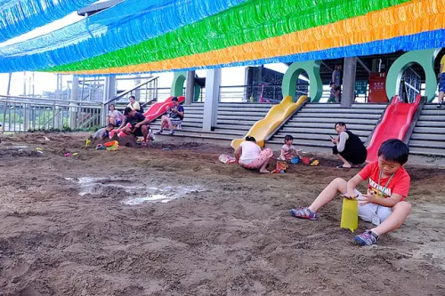 垃圾場變身無料創意公園！溜滑梯沙坑、野餐、大草地放風箏、環保童玩，野放小孩最佳去處～山水綠生態公園