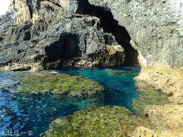【綠島景點】置身秘境的藍洞洞內尋美人蝦。探訪神秘瀑布。跳天然游泳池-翠湖