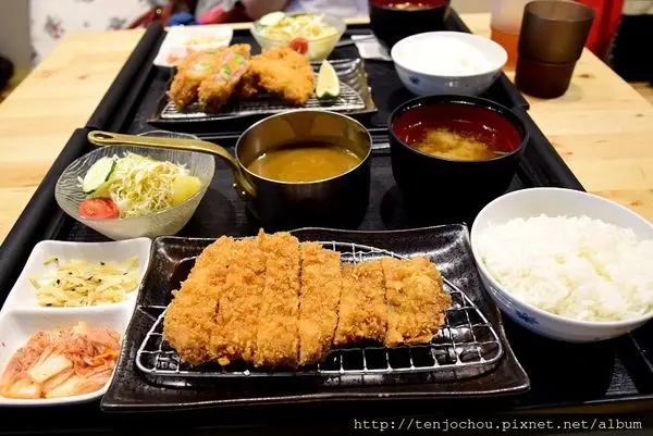 花花，甲飽沒【台北食記】富錦三味 只要130元起！高cp值咖哩豬排飯好吃推薦！