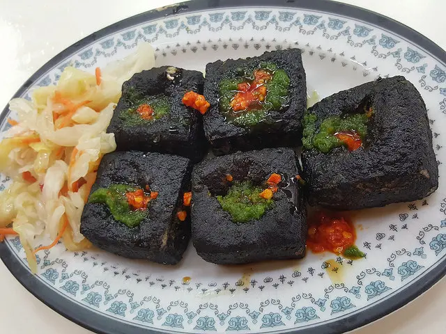 【食-新竹新埔】黑皮臭豆腐♥寒冰城♡全自助式冰城♥黑色臭豆腐♡綠色蒜醬