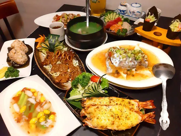 【新竹】在地經營17年的淺草屋，從吃到飽改成無菜單料理，食材新鮮，創意菜色，滷肉飯、飲品、冰淇淋無限供應，簡直與吃到飽無差別。