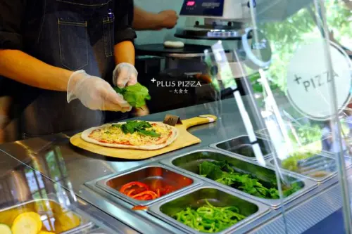 [國父紀念館美食] Plus Pizza-梁靜茹開的店！自己的披薩自己配，客製化披薩，讓你不再浪費食物！ 台北披薩/台北聚餐推薦/國父紀念館站披薩/國父紀念館站聚餐推薦
