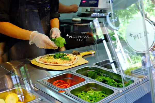 [國父紀念館美食] Plus Pizza-梁靜茹開的店！自己的披薩自己配，客製化披薩，讓你不再浪費食物！ 台北披薩/台北聚餐推薦/國父紀念館站披薩/國父紀念館站聚餐推薦